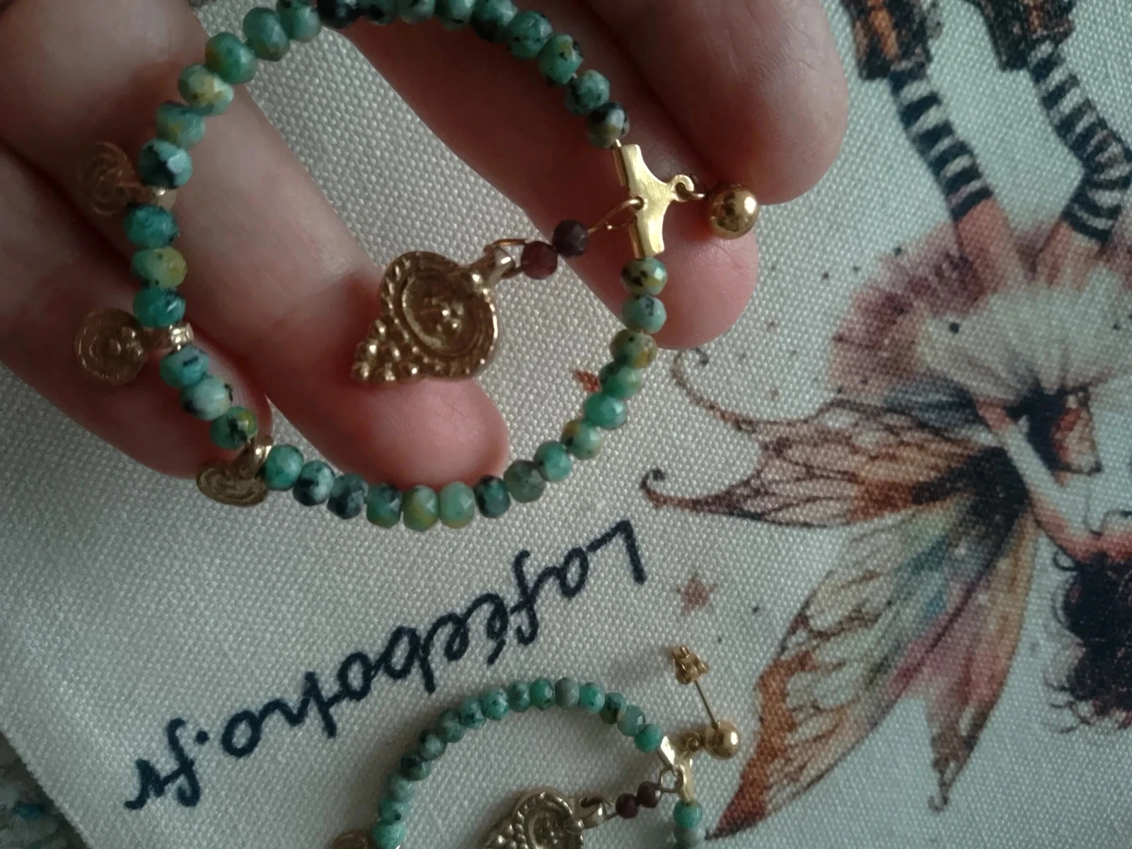 Pendientes bohemios con piedras de turquesa africana y granate y pompones dorados – photo 3